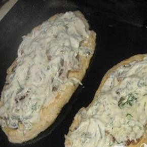 1. Этап. Куриное филе с грибами под сыром: 5. До 200 градусов разогреваем духовку и готовим мясо: ломтики куриного филе кладем на слегка смазанный противень, обжаренные грибы с луком выкладываем на филе. Сырно-майонезным соусом покрываем ломтики куриного филе с грибами. Противень с куриным филе ставим в духовку и минут пятнадцать при температуре 200 градусов запекаем.