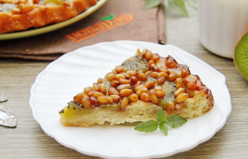 1. Этап. Пирог-перевертыш с киви и кедровыми орешками: Приятного аппетита!