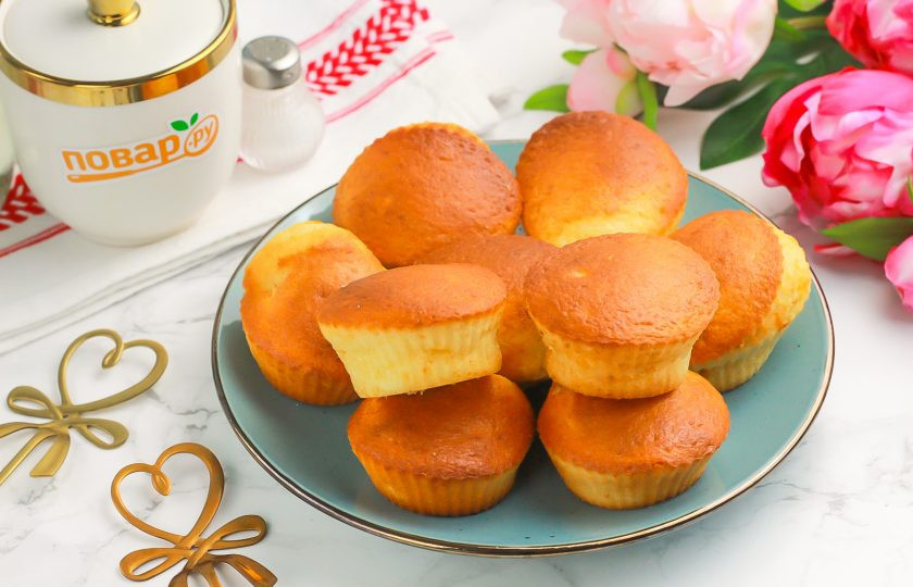 1. Этап. Творожные кексы в аэрогриле: Затем извлеките формочки, а из формочек — кексы на тарелку или блюдо. Дайте выпечке слегка остыть и подайте ее к столу с различными напитками по своему вкусу. Приятного вам аппетита!