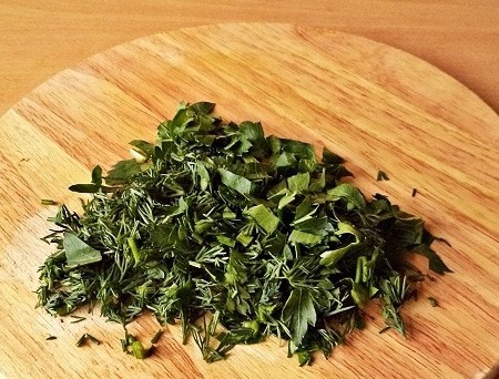 1. Stage. Beef and Mushroom Salad: Cut the greens, take the one you like, it can just be dill or parsley, and you can also take green onions.