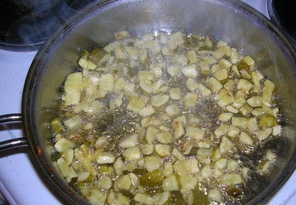 1. Этап. Азу с картошкой: 5. Огурцы просушить и нарезать средними кубиками. Обжарить в небольшом количестве масло 2-4 минуты.