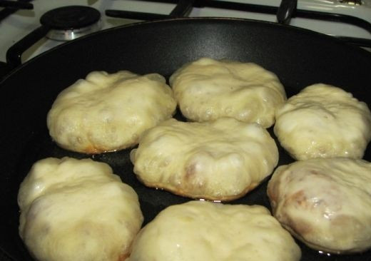 1. Этап. Постные пирожки на сковороде: 6. Хорошо разогреть растительное масло. Жарить постные пирожки на сковороде в домашних условиях до появления коричневой корочки. После выложить на бумажное полотенце, чтобы убрать излишки масла.