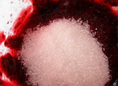 1. Этап. Смородиновый мусс: Добавляем к ягодному пюре сахар, тщательно перемешиваем.