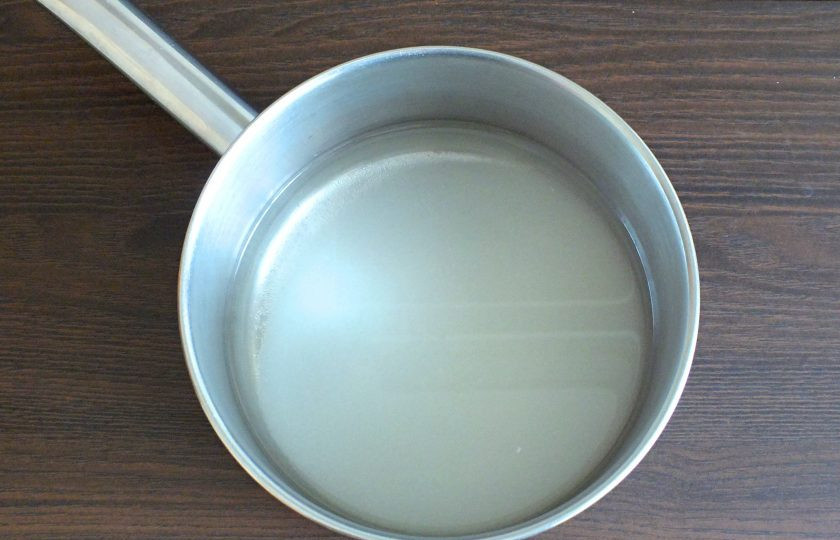 1. Этап. Ликер из ежевики: Из воды и сахара сварите сироп. Охладите до комнатной температуры.