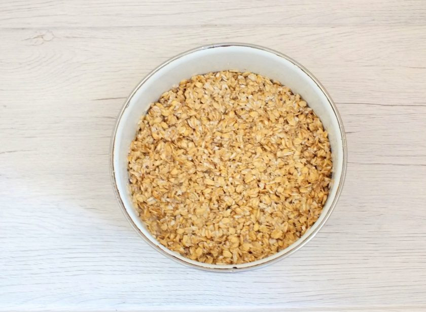 1. Этап. Творожное печенье без муки: Овсянку слегка пробейте в блендере, но не до состояния муки. Пересыпьте в чашу, залейте молоком, оставьте на 10 минут.