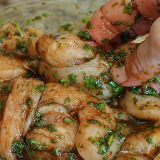 1. Этап. Закуска из курицы и свежих овощей: Хорошенько перемешиваем и оставляем курицу мариноваться на 1 час.