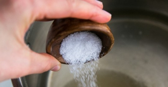 1. Этап. Капустный салат с клюквой: В небольшую кастрюлю насыпьте соли,