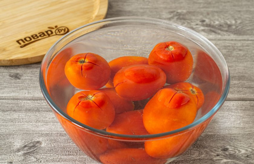 1. Этап. Соус для пиццы на зиму: На помидорах сделайте нарезы крест-накрест и опустите в кипяток на 5 минут.