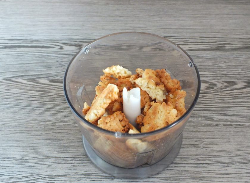 1. Этап. Печенье Ласточкино гнездо: Охлажденное тесто поломайте на кусочки и пробейте в блендере в пульсовом режиме. Сильно измельчать не нужно!