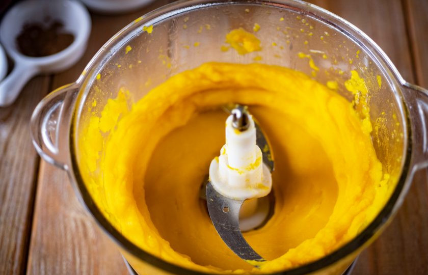 1. Этап. Тыквенный пирог классический: Запустите устройство примерно на 30 секунд. В итоге должно получиться однородное тыквенное пюре.