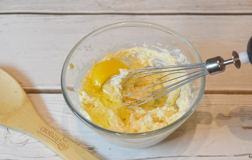 1. Этап. Овсяное печенье с корицей: 2. Добавьте яйцо и еще раз взбейте.