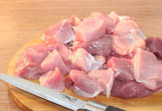 1. Этап. Сочные, нежные котлеты с добавлением картофеля: 3. Мясо нарезаем кусочками.