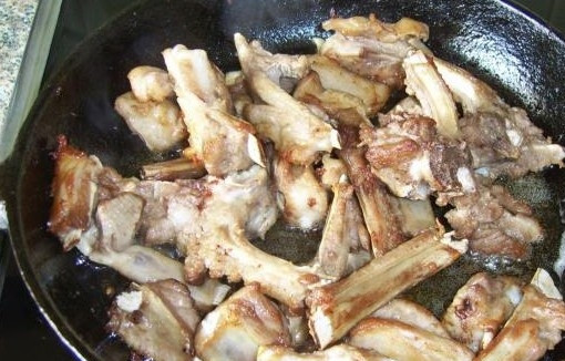 1. Этап. Капуста, тушеная с ребрышками: 2. Далее обжариваем ребрышки на растительном масле до появления хрустящей корочки.