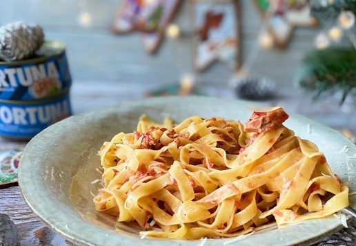 1. Этап. Паста с помидорами и тунцом: Сразу подавайте к столу. Это очень вкусно, приятного аппетита.