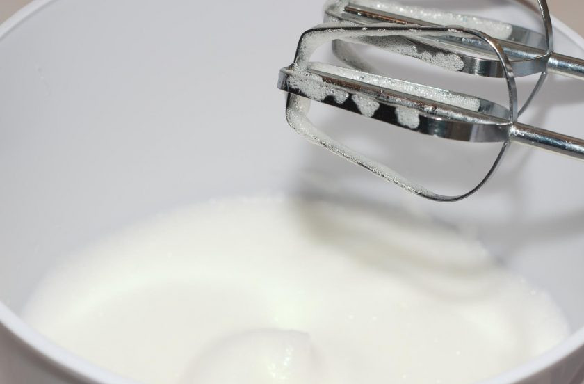 1. Этап. Торт с кремом из сливок: Теперь сделайте меренги. Белки взбейте с обычным и ванильным сахаром.