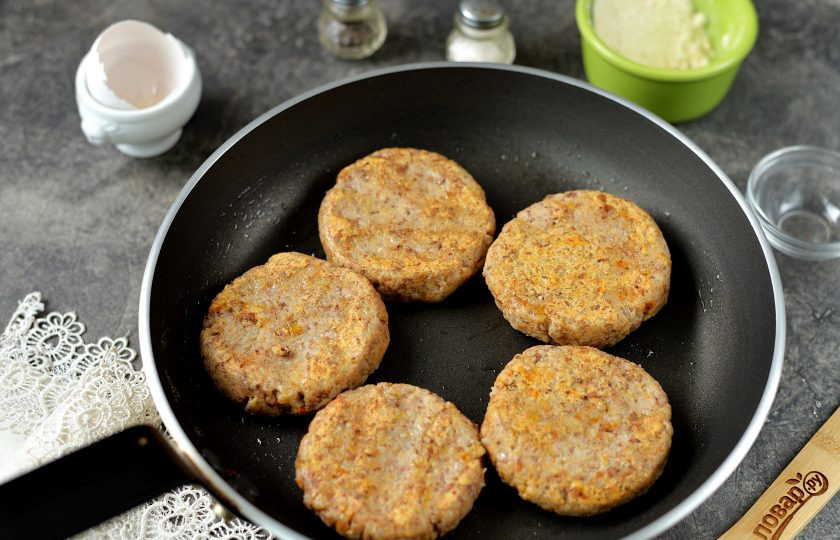 1. Этап. Диетические гречневые оладьи: Чуть смочите руки в воде, наберите гречневую массу, сформируйте из нее оладушки желаемой формы и размера. Сковороду совсем слегка смажьте оливковым маслом, выпекайте оладьи минуты по 1-2 с каждой стороны на тихом огне до слегка золотистой корочки.