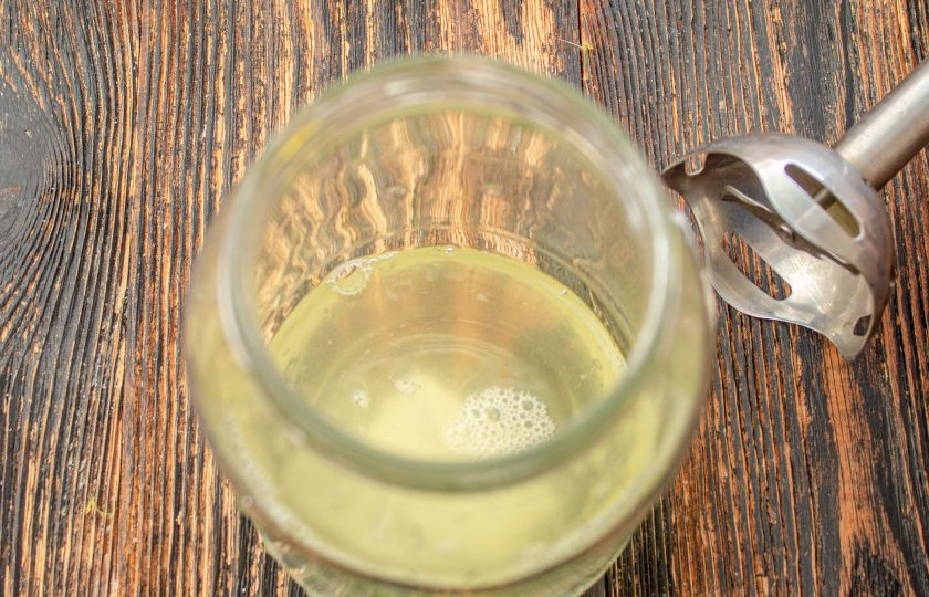 1. Этап. Майонез без молока и яиц: Также для приготовления майонеза нам понадобится погружной блендер. Для удобства аквафабу влейте в высокую банку.