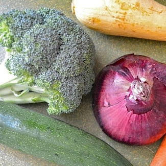 1. Этап. Овощной салат с макаронами: Подготавливаем овощи, необходимые для салата. Повторюсь, овощи можно использовать какие угодно, какие у вас имеются в наличии - рецепт не настаивает на использовании именно тех овощей, которые использовала я.