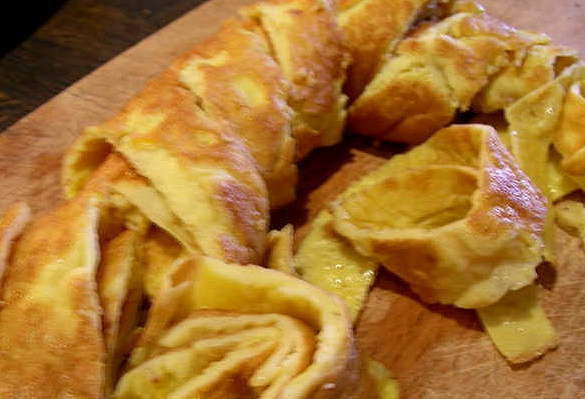 1. Этап. Салат с блинами и кукурузой: Остудить и нарезать полосками произвольный ширины (можно вообще тоненько, как лапшу, а можно и потолще - как на фото).