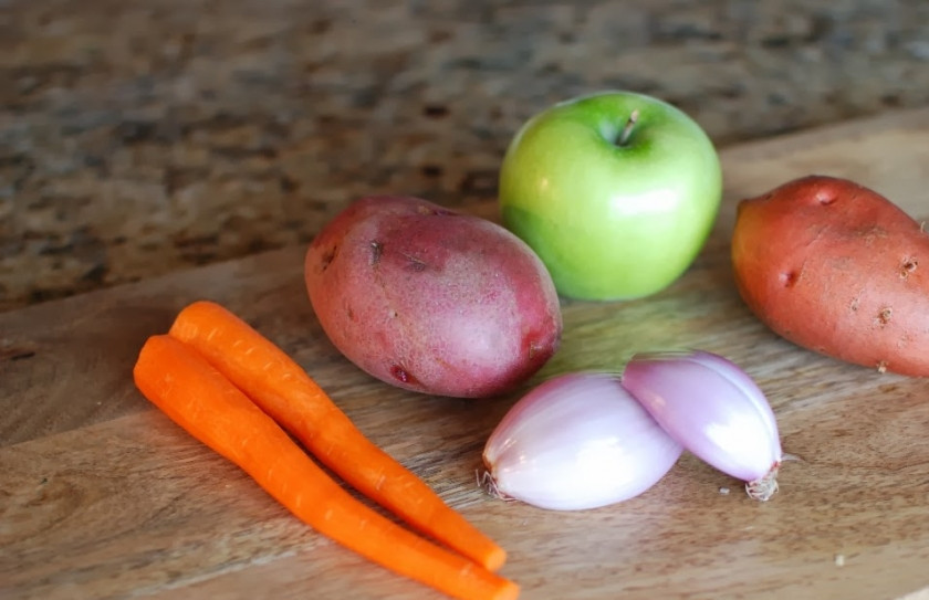 1. Этап. Курица запеченная в лимонном маринаде: Подготовьте овощи.