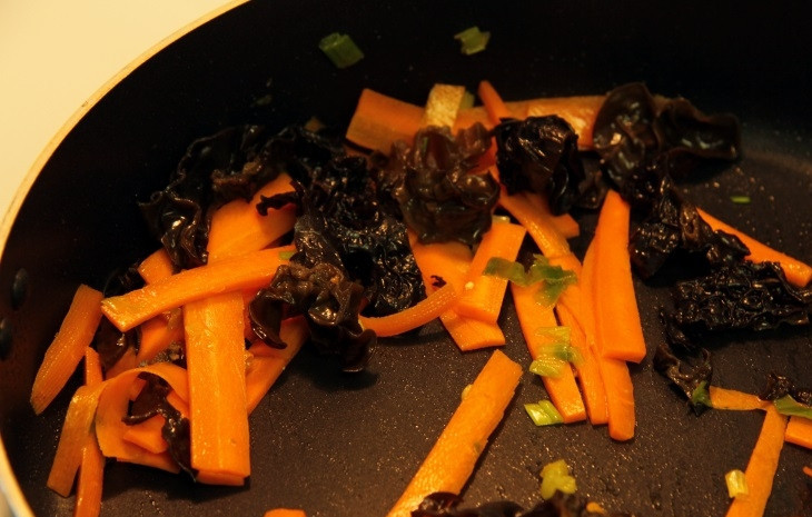 1. Этап. Курица с тофу и овощами: 6. Снимите тофу, на сковороду выложите овощи и грибы. Обжарьте на среднем огне до мягкости.