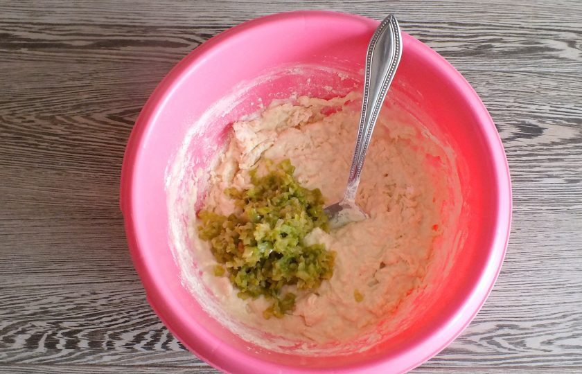 1. Этап. Хлеб с сельдереем: Добавьте измельченный сельдерей.