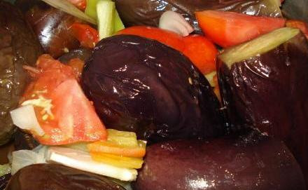 1. Этап. Баклажаны на зиму с помидорами: 3. Ждем, пока овощи пустят сок, а потом тушим их под крышкой до готовности на маленьком огне.