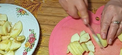 1. Этап. Яблочный штрудель в лаваше: Очистьте яблоки от кожуры и нарежьте небольшими ломтиками.