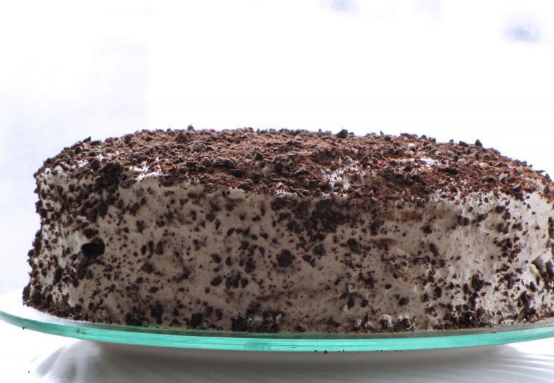 1. Этап. Итальянский ореховый торт: Верхушку торта посыпьте тертым шоколадом. Поставьте торт в холодильник на пару часов, чтобы шоколад застыл, а коржи пропитались кремом.