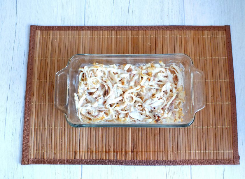 1. Этап. Лапшевник из блинов: Форму слегка потрясите, чтобы заливка равномерно распределилась по форме с лапшой. Поставьте лапшевник запекаться в разогретую до 180 градусов духовку на 15 минут, чтобы верх зарумянился.