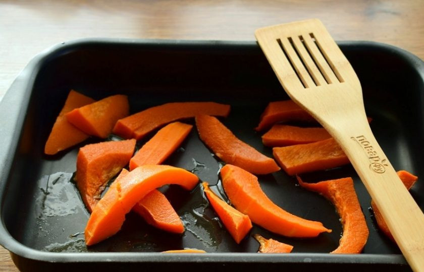 1. Этап. Пряное тыквенное суфле с отрубями: Тыкву очистите и нарежьте на ломтики, поставьте их запекаться в духовку при 200 °С на 35 минут.