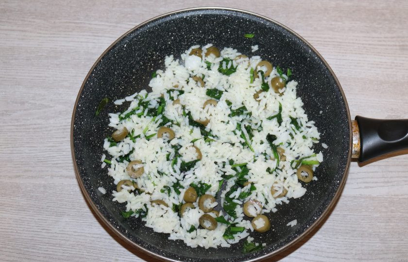 1. Этап. Рис с оливками: Перемешайте и прогрейте вместе 2 минуты.