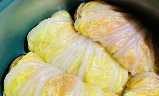 1. Этап. Голубцы с пекинской капустой: Уложить в посуду (в которой будете готовить) плотно, швом вниз