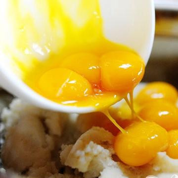 1. Этап. Картофель Герцогиня: 2. Вынуть картофель из духовки и размять до консистенции пюре. Дать остыть в миске в течение 5 минут. Добавить яичные желтки, сливочное масло, пару щепоток соли, щепотку перца, щепотку мускатного ореха и 3/4 стакана сливок.