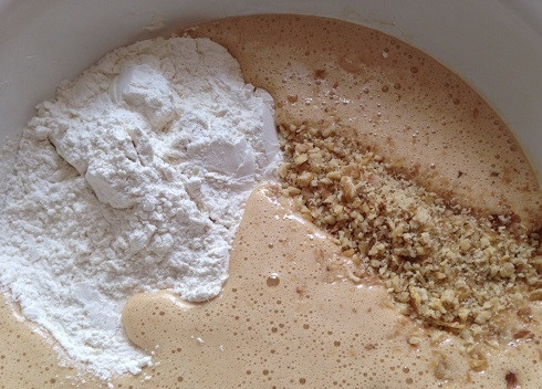 1. Этап. Детский торт своими руками: Добавляем орехи и 2 стакана муки. Размешиваем.