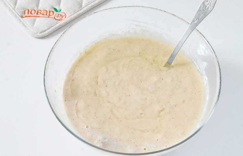 1. Этап. Диетический пирог с яблоками: 4. Перемешайте и добавьте масло.