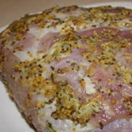 1. Этап. Буженина с горчицей: 2. Этой смесью хорошо смажьте весь кусок мяса. Заверните его в полиэтиленовый мешок. Чтобы мясо пропиталось ароматом всех приправ, его нужно оставить на ночь в холодильнике. На следующий день вынимаем мясо из холодильника. Завернуть его в несколько слоев из фольги. Духовку разогреть до 200 градусов. Сколько времени продержать мясо в духовке? Рассчитывайте так: на каждые 500 г мяса требуется 20 минут и еще 20 минут на весь кусок. Если вы взяли как по рецепту 1,5 кг мяса, значит, вам понадобится 1 ч 20 минут времени. Готовую буженину остужают, нарезают. Можно подать со свежими овощами и хреном.