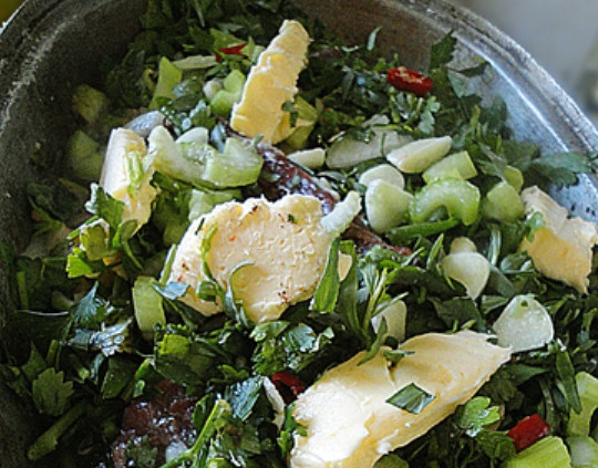 1. Этап. Баранина с тархуном: Доведите до кипения на сильном огне, добавьте сливочное масло и уменьшите огонь до минимума. Тушите 3-3,5 часа.