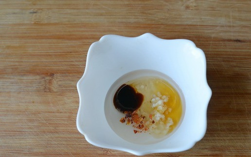 1. Этап. Салат из индейки и огурцов по-восточному: Готовим заправку. Смешиваем растительное масло, соевый соус, мёд, уксус, соль, жгучий перец, выдавливаем чеснок.