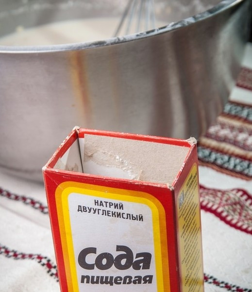 1. Этап. Кефирные блины: 4. Соду добавляем в самом конце, хорошо все перемешиваем. Теперь наше тесто нужно оставить минут на 20 в теплом месте.