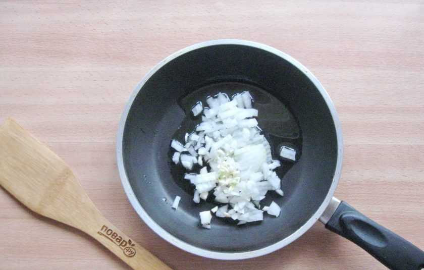 1. Этап. Тунисский суп: Лук и чеснок очистите, помойте и мелко нарежьте. Выложите в сковороду, налейте растительное масло и пассеруйте на небольшом огне до прозрачности.