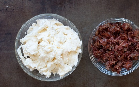 1. Этап. Макаронная запеканка с моцареллой: 4. После выложите на бумажное полотенце (при желании), чтобы убрать излишки жира. Моцареллу разомните.