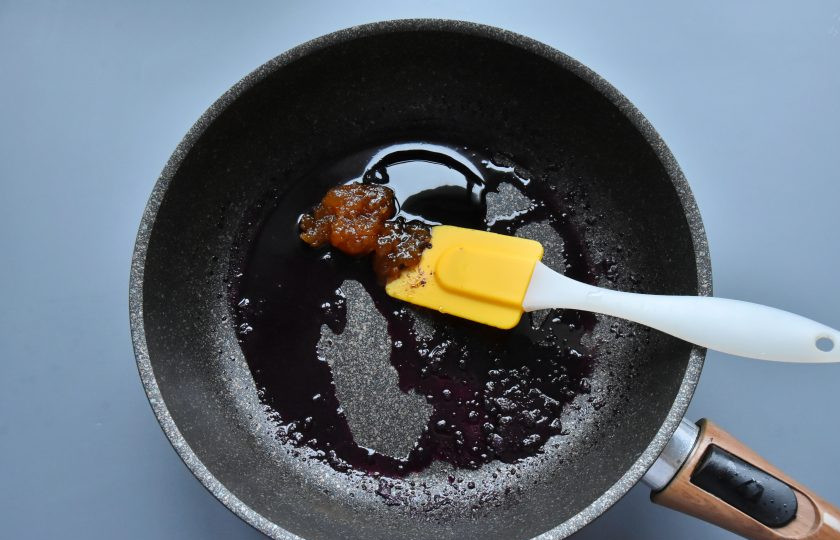 1. Этап. Куриная печень по-анжуйски: В сковороду с остатками масла где обжаривалась печень влейте красное сухое вино и на медленном огне уварите наполовину. Добавьте мед, бальзамический уксус и через пару минут снимите соус с огня.