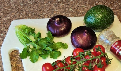 1. Этап. Блинный цветной торт с острым соусом: Приготовление соуса: Авокадо очистить от кожуры, мякоть размять вилкой. Добавить сок лимона, чтобы не потемнело. Помидоры, лук порезать мелким кубиком. Чеснок мелко порубить, присыпать солью. Кинзу порубить. Смешать все ингредиенты, добавить перец Чили, перемешать. Соус готов!