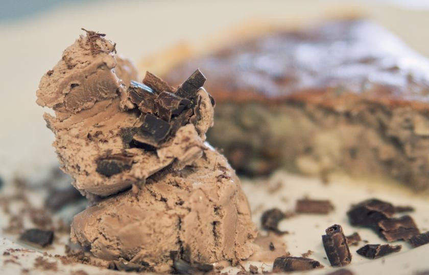 1. Этап. Венесуэльский банановый торт: Выливаем начинку на тесто. Ставим в духовку, разогретую до 200 градусов, выпекаем 5 минут, после чего сбавляем температуру до 180 градусов и выпекаем еще 25 минут до готовности. Подавать охлажденным.