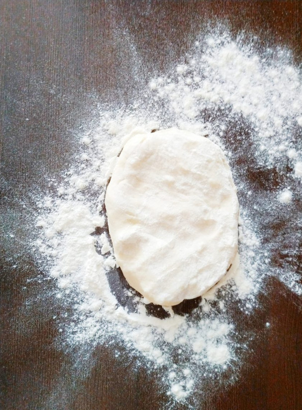 1. Этап. Даргинский хинкал: Муку просейте, добавьте соль, дрожжи и воду. Замесите крутое тесто. Наройте полотенцем и дайте ему постоять.