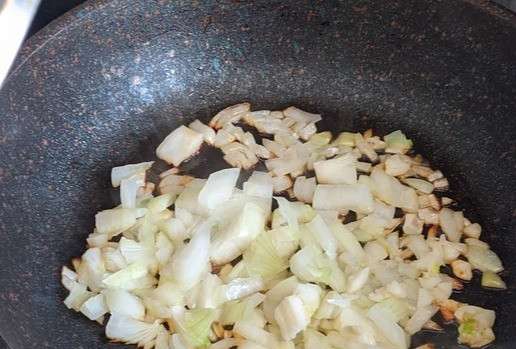 1. Этап. Быстрая похлебка из фасоли и тунца: Для приготовления берём сотейник или кастрюлю с толстым дном. Обжариваем на оливковом масле до золотистости лук на среднем огне (около 5 минут).