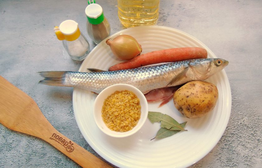 1. Этап. Рыбный суп с булгуром: Возьмите ингредиенты для приготовления рыбного супа с булгуром.