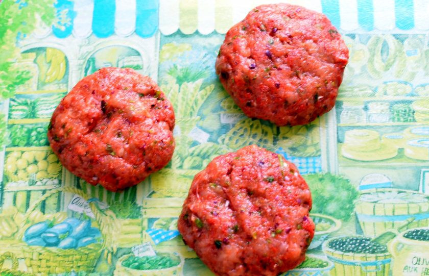 1. Этап. Острый бургер с индейкой: Влажными руками сформуйте три котлеты.