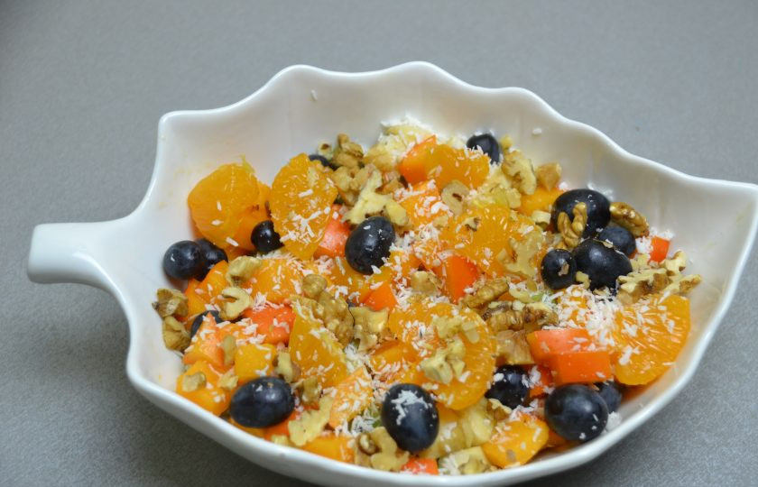 1. Этап. Постный фруктовый салат: Добавьте в салат измельченный грецкий орех и кокосовую стружку.